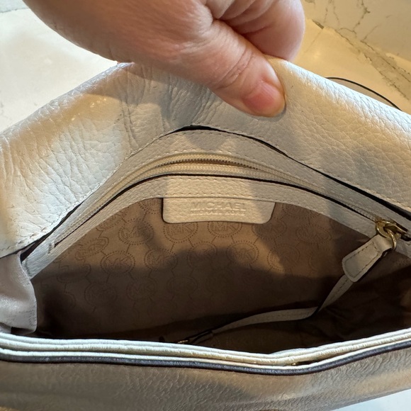 Michael Kors white leather handbag with gold hardware! Crossbody or shoulder bag - Picture 4 of 6